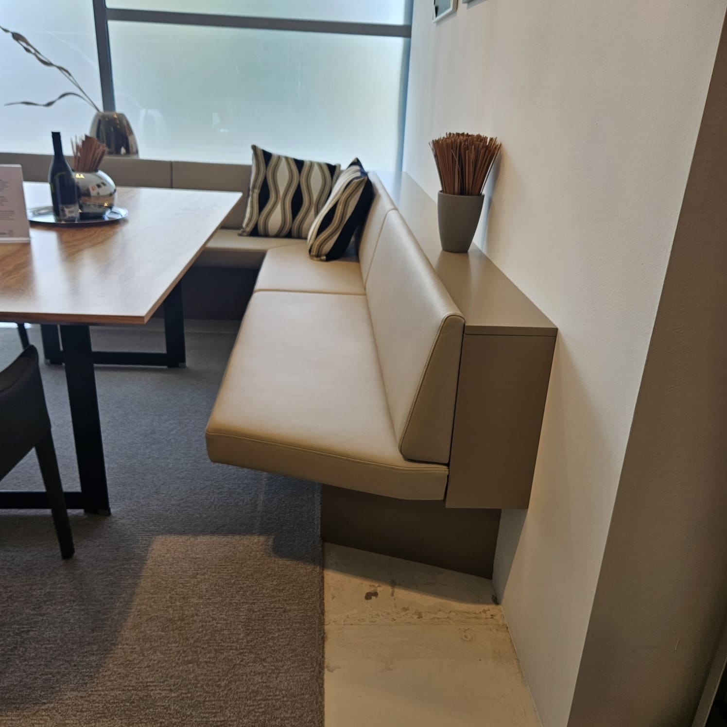 eckbank_Leder_beige_3_ladenstein